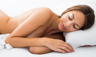 10 ползи от това да спиш гол