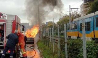 Лек автомобил изгоря на бул. &quot;Цар Борис III&quot; в София