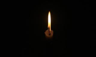 Двама души загинаха заради свещ за покойник