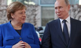 Русия търси помощ: Путин разговаря с Меркел за руската ваксина