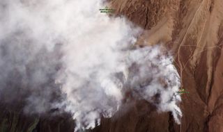 Стотици пожарникари се борят с пожар на Килиманджаро