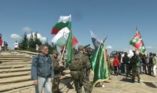 Хиляди българи почитат героите от Шипченската епопея