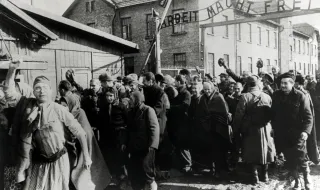 7 октомври 1944 г. Въстанието в Аушвиц: евреите взривяват крематориум IV