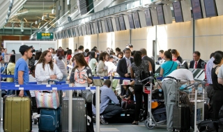 Мъж по боксерки вилнее на американско летище