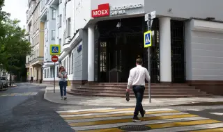 След санкциите на САЩ срещу Московската борса: Валутните сметки на руснаците в долари и евро  ще бъдат изплащани в рубли