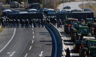 Фермерите в Гърция не изтеглят тракторите от магистралата