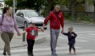 Опасно шофиране: Патрулка с бясна скорост минава през пешеходна пътека в Стара Загора