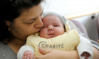 240-килограмова германка роди бебе 6 кг.