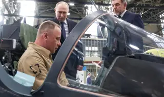 Путин разгледа модернизиран самолет Як-130М, който преди месец извърши първия си полет