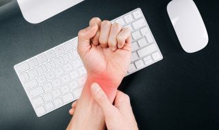 Какво причинява на ръцете и пръстите постоянното писане на компютър?