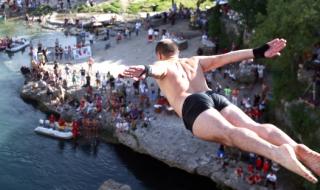 Скокове от моста на град Мостар