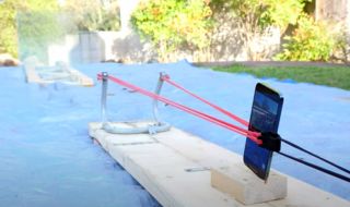 Странен експеримент: iPhone 12 Pro Max, изстрелян от прашка по стъкло (ВИДЕО)