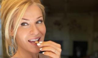 Гала се пусна без сутиен на 53 (ВИДЕО)