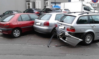 Камион за боклук помете три коли и избяга