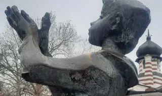 Мъж откърти с чук част от емблематичната скулптура „Щастливеца“ в Плевен
