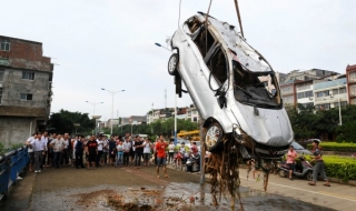 Наводнения пометоха коли и къщи в Китай