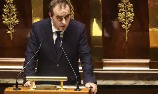 Правителството на Льокорню оцеля