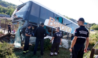 Един загина, а 62 са ранени след тежка автобусна катастрофа в Сърбия