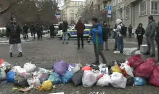 "Китайска стена и пирамиди от боклук": Не позволиха на протестиращи да изхвърлят сметта си пред СО