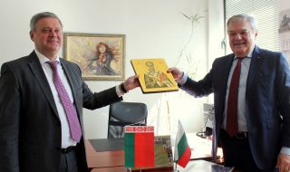 Посланикът на Беларус се сбогува с Румен Петков