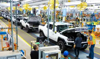 GM "назначи" 50 робота във фабриката, където наскоро уволни 1000 служители