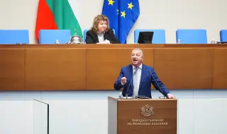 Остри реплики между "Възраждане" и БСП заради пенсионните реформи. Киселова спря микрофона на Драгомир Стойнев 