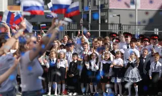 Руски химн и знаме: Русия "превъзпитава" украински деца