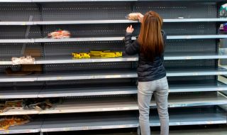 Британците грабят основни хранителни стоки от магазините