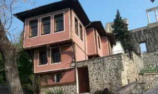 Гори една от емблематичните сгради на Пловдив