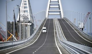 Възстановиха движението на автомобили по взривения Кримски мост