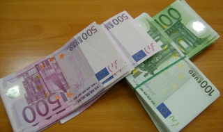 Иззеха 58 000 евро скрити в ръчна чанта