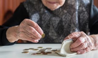 Вдигат социалната пенсия за старост от 25 декември