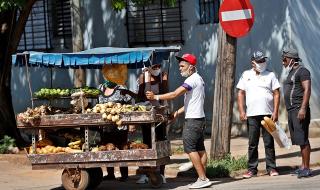 Куба отваря частично туризма, транспорта и търговията