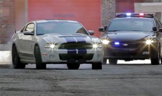 Полицаи едва заловиха шофьор на Mustang - мислел, че искат да се състезават