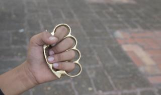 Пребиха мъж с метален бокс пред десетки минувачи в Сандански