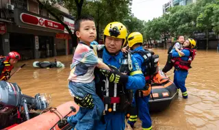Най-малко осем души са загинали, а повече от 30 са в неизвестност след наводнения в Китай