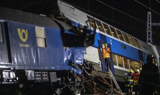 Челен сблъсък! Десетки са ранени след удар между пътнически и товарен влак в Чехия (СНИМКИ)