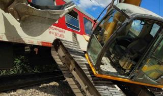 Сблъсък между багер и бърз влак от Варна за София се размина без пострадали