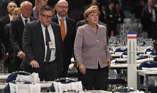 Партията на Меркел затяга политиката си към мигрантите 