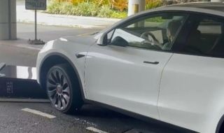 Пенсионерка с Tesla събори зарядна станция и не я забеляза (ВИДЕО)