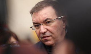 Проф. Ангелов: Не знам с каква джипка обикаля Борисов