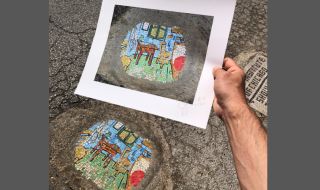 Креативен творец запълва улични дупки с уникални мозайки (ВИДЕО+СНИМКИ)