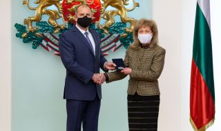 Радев отличи проф. Екатерина Трендафилова с Почетния знак на държавния глава