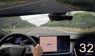 Снимаха Tesla Model S с над 320км/ч по магистралата (ВИДЕО)