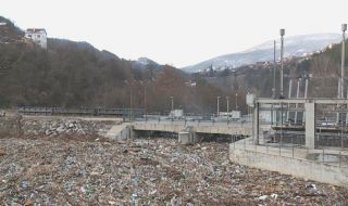 457 тона боклуци извадени до момента от плаващото сметище в Искър
