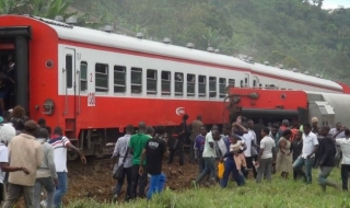 Влак дерайлира в Камерун, десетки загинали