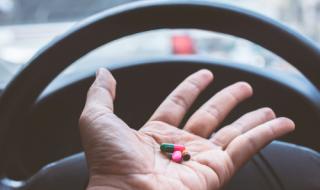 Надрусан шофьор помете пешеходка, жената е с опасност за живота