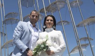 Спортен журналист на bTV се ожени на приказна морска сватба в Солун (СНИМКИ)