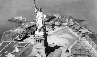 Статуята на свободата е открита в Ню Йорк през 1886 г