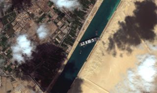 Суецкият канал остава блокиран